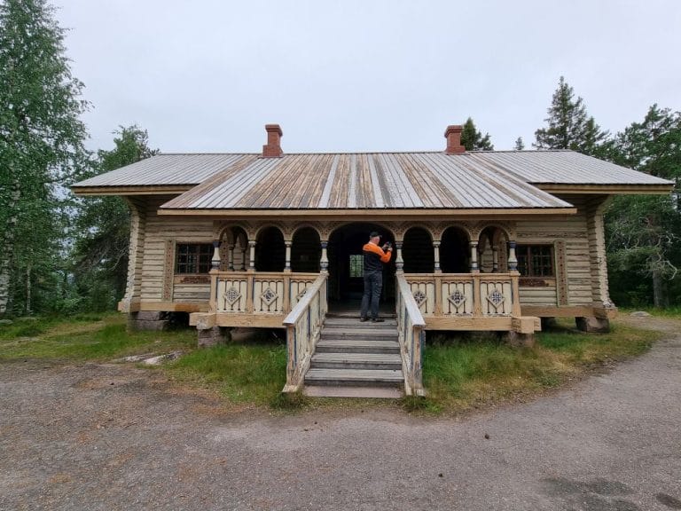 Kuva Aavasaksan Keisarinmajasta ulkoa