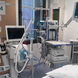 Kuva sairaalahuoneen digitaalisista laitteistoista.